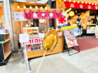 まずは「あわび串」から（著者撮影:無断転載禁止・以下同）