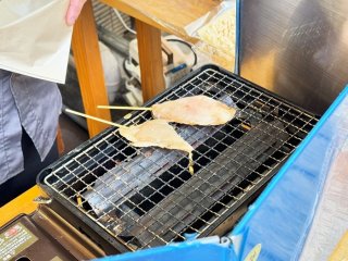 目の前で焼いてくれます（著者撮影:無断転載禁止・以下同）