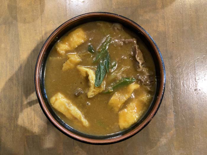 肉、お揚げ、九条ネギ入りの特カレーうどん。本当はラストに白飯を浸したかったけど、私の空腹率が低かったため、断念