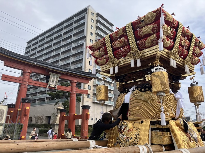 かっこいいお神輿とでっかい鳥居（C）コクハク