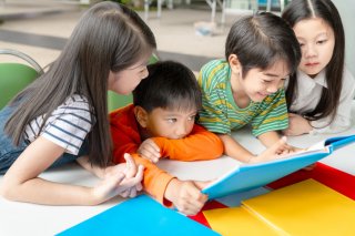 子供の預け先を見つけて（写真:iStock）