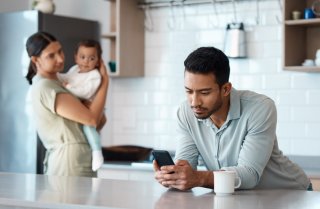 スマホゲームしている場合？（写真:iStock）