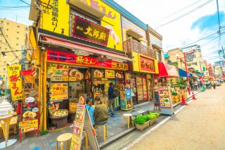 中華街で食べ歩き（写真:iStock）