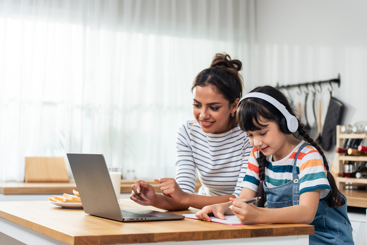 勉強を見てあげている（写真:iStock）