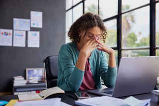 目のストレッチを心がけて（写真:iStock）