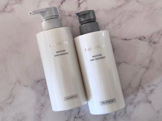 ＜ミキモトコスメティックス ムーンパール モイスチャー ヘアシャンプー 400mL 3,630円、ムーンパール モイスチャー ヘアトリートメント 400mL 3,630円＞（C）コクハク