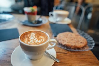 21歳の大学生とカフェへ（写真:iStock）