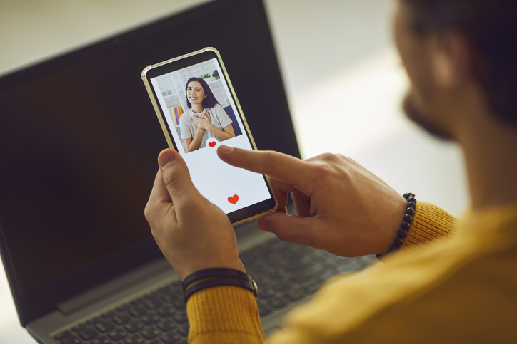 会社スマホでやるなよ…（写真:iStock）