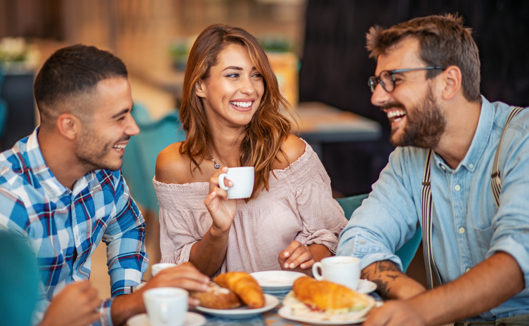 40代の男友達選びのポイントは？（写真:iStock）