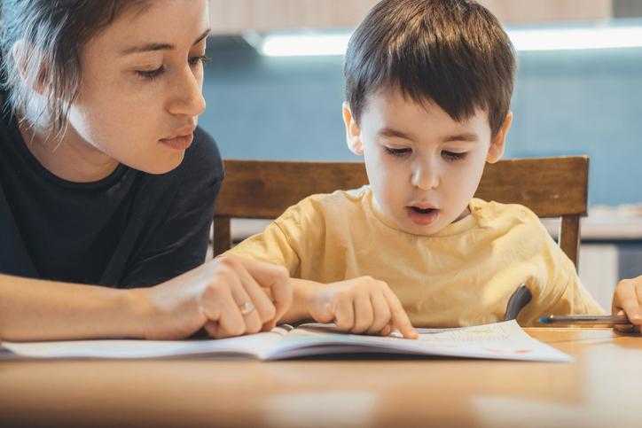 仕事を辞めて子育てに専念（写真:iStock）