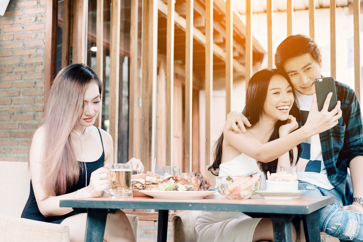 女子会ちゃうんかーい（写真:iStock）