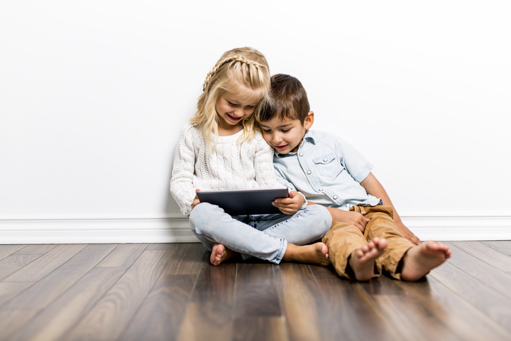 姉に甘えて育った（写真:iStock）