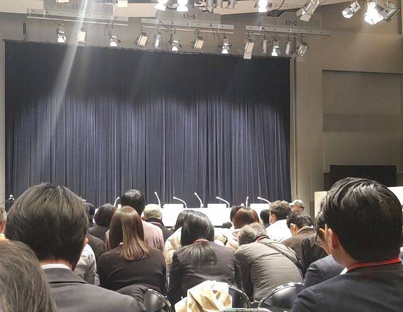 会見前の風景（Ｃ）日刊ゲンダイ