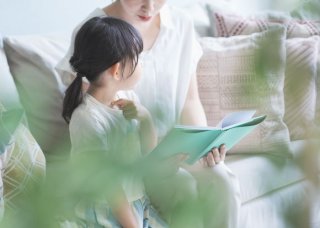 母に従う素直な娘が愛しい（写真:iStock）