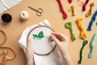 刺繍に願いを込める（写真:iStock）