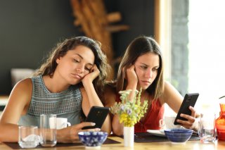 スマホいじりはやめようね（写真:iStock）