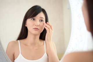 お肌のシミはなぜできる？【美容外科医が解説】薬局で購入可能なおすすめの薬と美容クリニックの威力