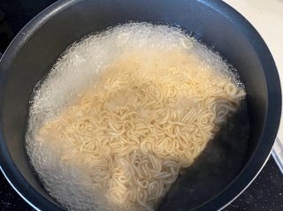 麺がモチモチになるのよ（C）コクハク