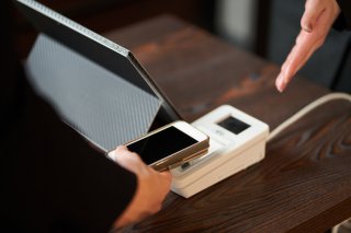 スマホ一つで完結するもんね（写真:iStock）