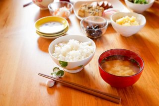 家族のために夕食を作るのも幸せだ（写真:iStock）