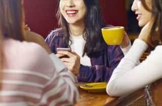 おかしな空気感に気付く…（写真:iStock）