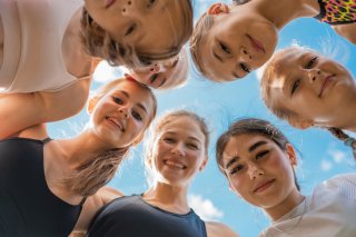 女子は派閥を作りがち（写真:iStock）