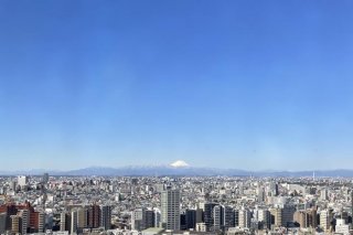 商店会ワークで新宿の都庁へ。雲一つない晴天で、都庁から富士山がくっきり！遠くに見える富士山は、清々しくも神々しくもあり、心が洗われますね。（写真:フィッシュバーン真也子）