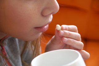 子どもが飲めるかどうか、ちゃんと確認を（写真:iStock）