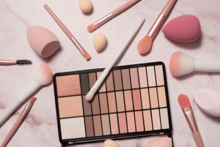 ピンクブラウン系やコーラル系を（写真:iStock）