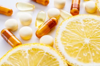 サプリでビタミンCを摂取（写真:iStock）