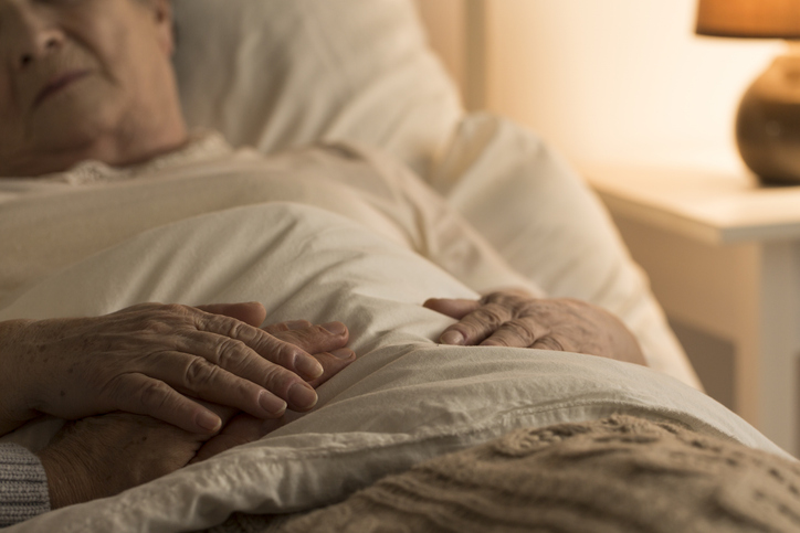 義父の認知症が進み…（写真:iStock）