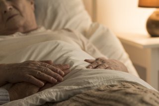 義父の認知症が進み…（写真:iStock）