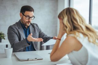 悪口言ったの、絶対バレてる…（写真:iStock）
