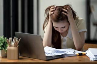 ヤバッ！ 社会人の「失敗」エピソードが恥ずかしすぎ。カメラONのまま生着替え、上司に彼へのメール誤爆…