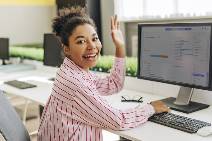 自分から挨拶を（写真:iStock）