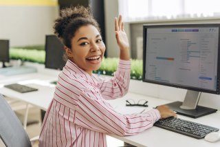 自分から挨拶を（写真:iStock）
