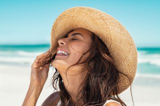 海に行く前にたっぷりレチノールはNG（写真:iStock）