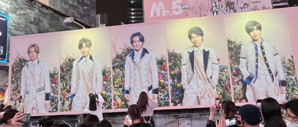 23年、５人最後のＣＤリリースの看板が話題に（Ｃ）日刊ゲンダイ