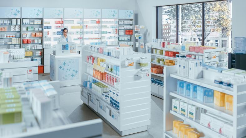 まずは薬局へ（写真:iStock）
