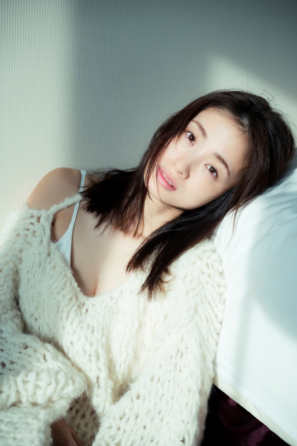 写真集「Midday Reverie」を発売する上戸彩（Ｃ）宝島社