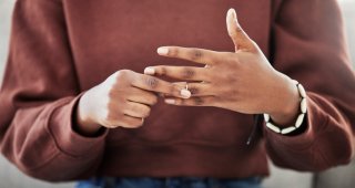 「生活費は10万しかくれない」夫が“セコ過ぎる”と嘆く43歳妻。お金も家事も私ばかり…と不満が募る日々