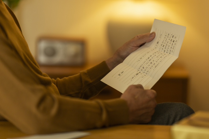 娘からの手紙に涙（写真:iStock）