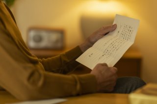 娘からの手紙に涙（写真:iStock）