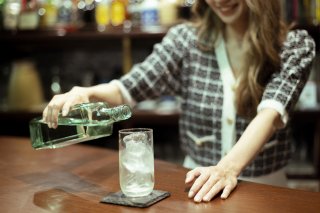 40代は“知人の訃報”がくる年齢だ。憎んだ男の「死亡通知書」で20年ぶりに集う同級生、独身の私はどう映る？