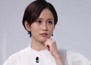 前田敦子の「アイドル否定発言」に物議。卒業後に佐藤健と撮られても、現役時は“偶像”を演じきったプロなのに