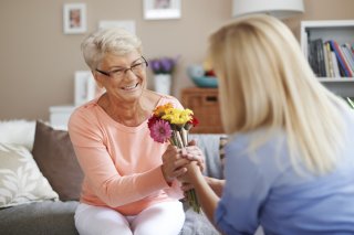 お姉ちゃんからは、お花ももらったのに（写真:iStock）