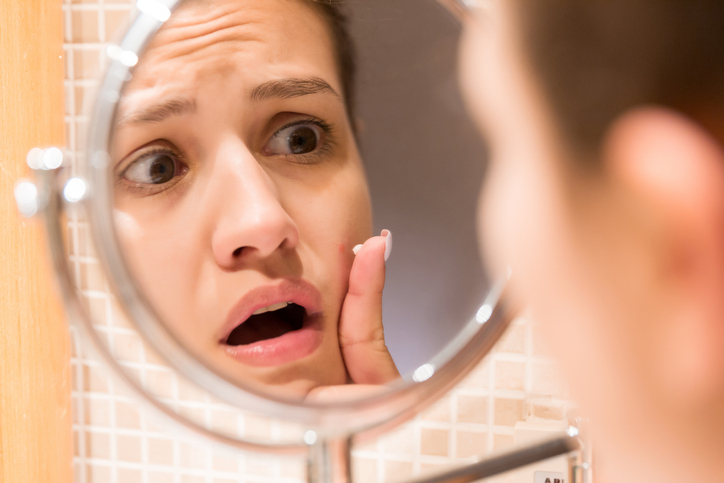 鏡を見てビックリ！（写真:iStock）