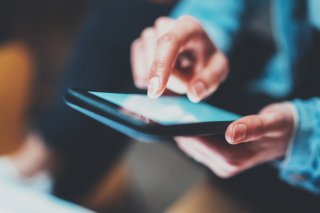 まさかの妻への誤送信（写真:iStock）