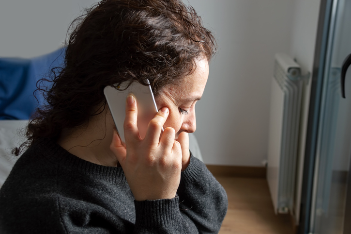 実母にまで直電を（写真:iStock）