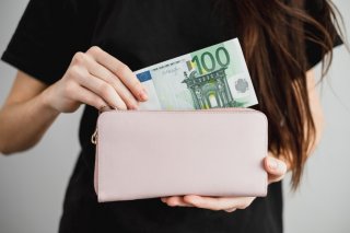 うーん…友達と「金銭感覚が合わない」と感じた瞬間。疲れたらタクシーに乗る？ 我慢する？